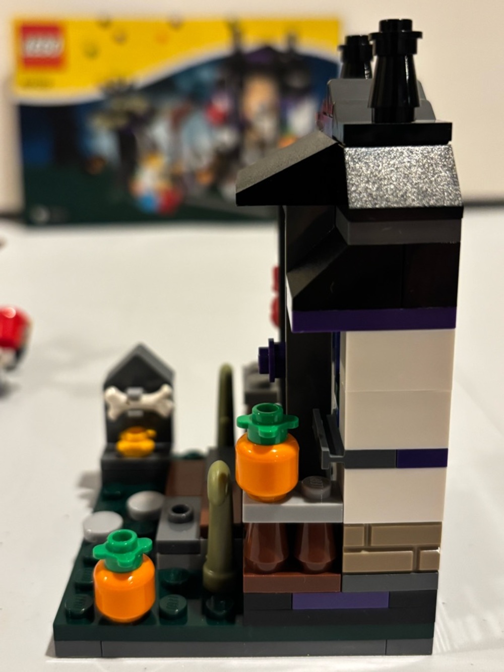 LEGO #40122 Trick or Treat Halloween Set - Picture 7 of 9